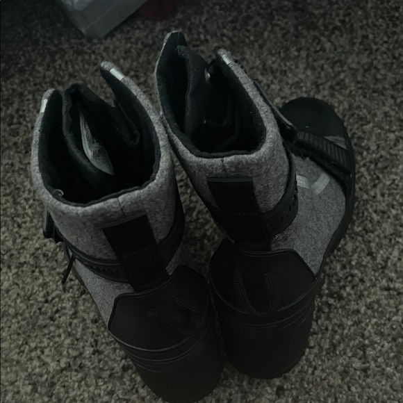 Converse Gray and Black Lace Up Boots - Picture 4 of 4